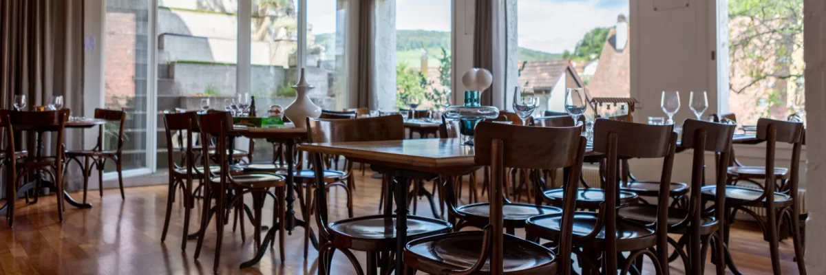 Die Gaststube mit Blick durch die Fenster &uuml;ber die Altstadt
